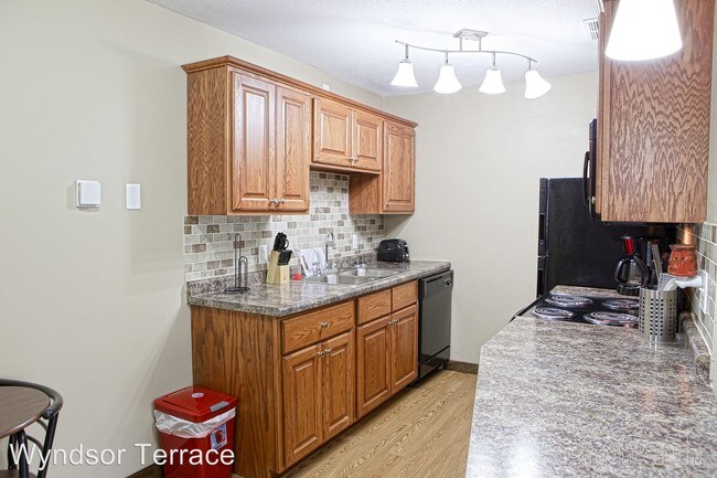 Building Photo - 4400-4400 Westbrook Dr