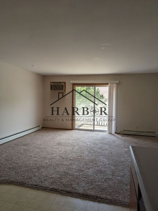 Building Photo - 2 Bedroom 1 Bath Partially Renovated - Cou...