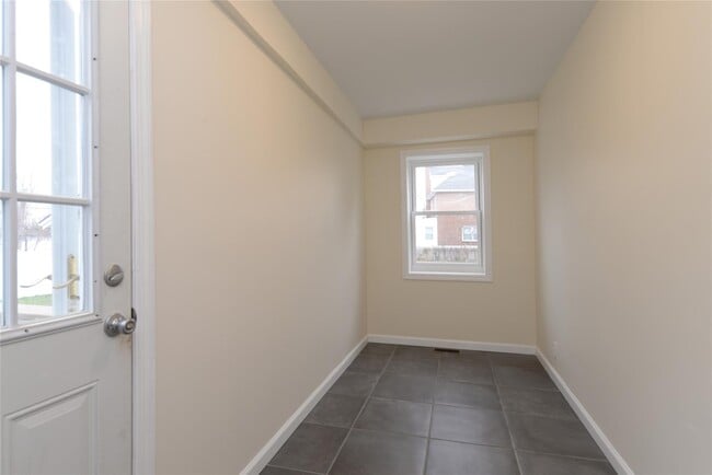 Building Photo - 549 Scranton Ave