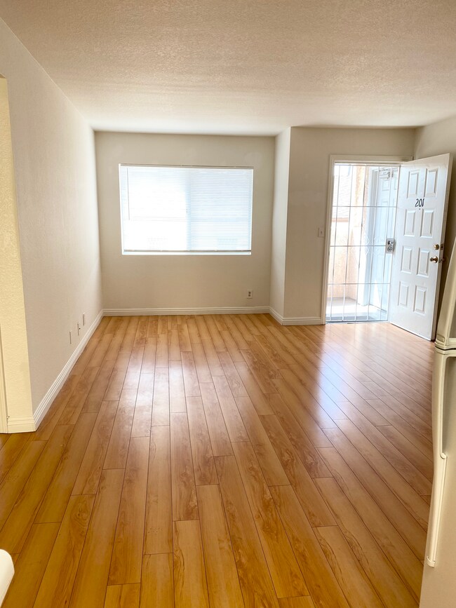 Sala de estar - 158 N Normandie Ave