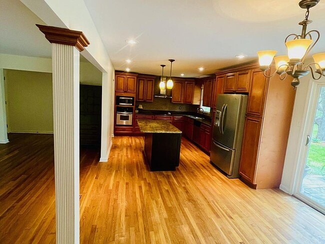 Building Photo - 3233 Saxon Dr