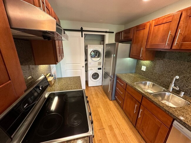 Building Photo - Beautiful Queen Anne Updated 1bd Bath clos...