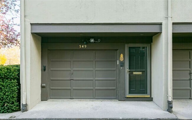 Building Photo - 549 University Ave