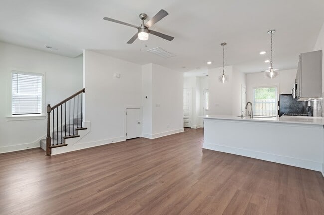 Foto del edificio - 2 bedroom home with fenced backyard!