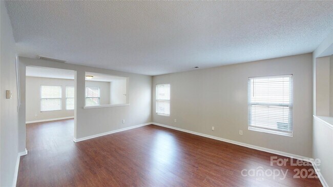 Foto del edificio - 8139 Deodora Cedar Ln