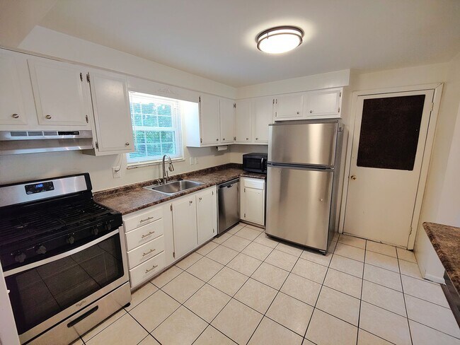 Foto del edificio - *Updated & Spacious 3BR/1.5BA Single-Family Home Available in West Mifflin*