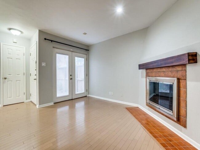 Foto del edificio - 2 Bedroom Townhome by SMU with a Pool!