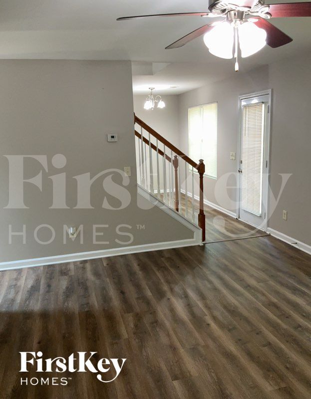 Building Photo - 380 Pine Tree Dr