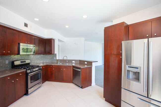 Building Photo - 810 E Palm Canyon Dr
