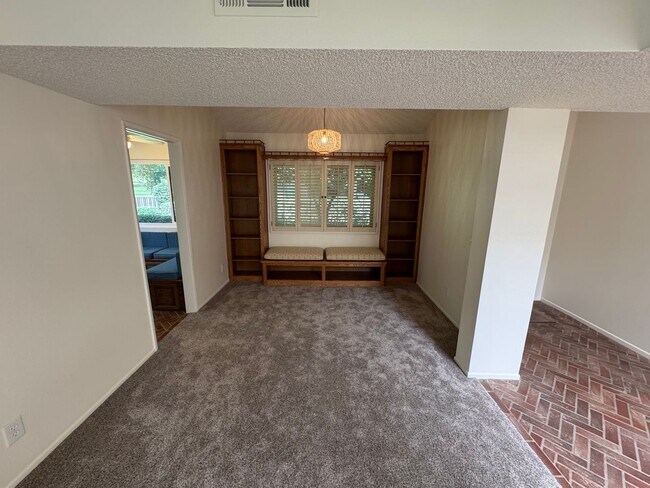 Building Photo - Single story 3 bed 2 bath in gated communi...