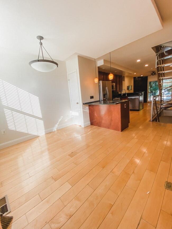 Building Photo - 1413 Anchor St