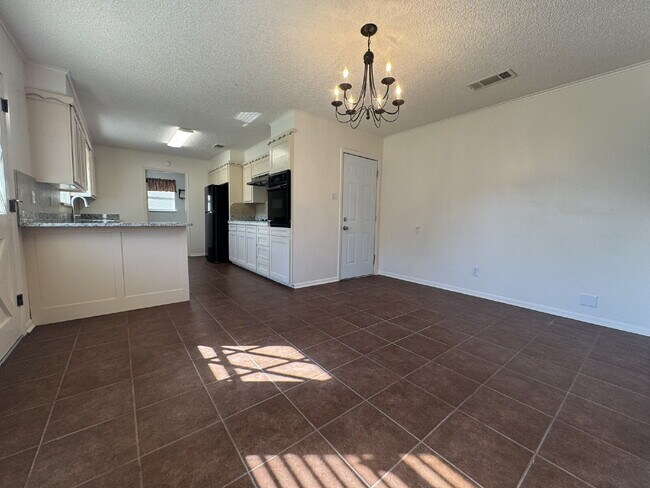 Foto del edificio - Lovely 3 bedroom 2 bath in desirable neigh...
