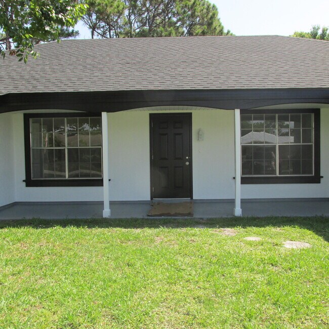 Foto del edificio - 2137 SE Dolphin Rd