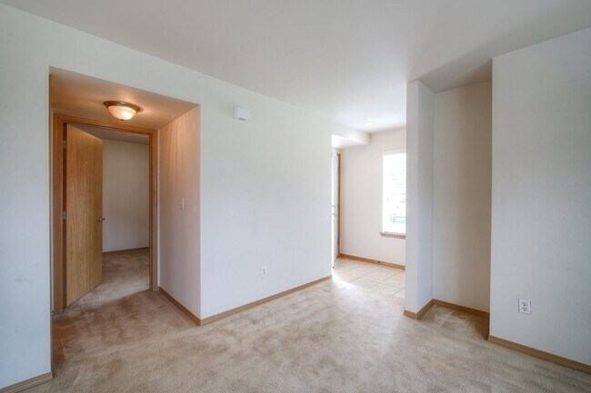 Building Photo - 15209 Elm St E