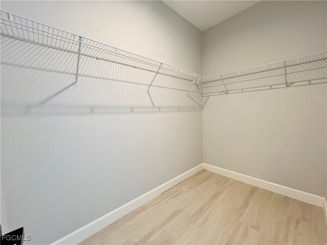 Foto del edificio - 2718 Helen Pl