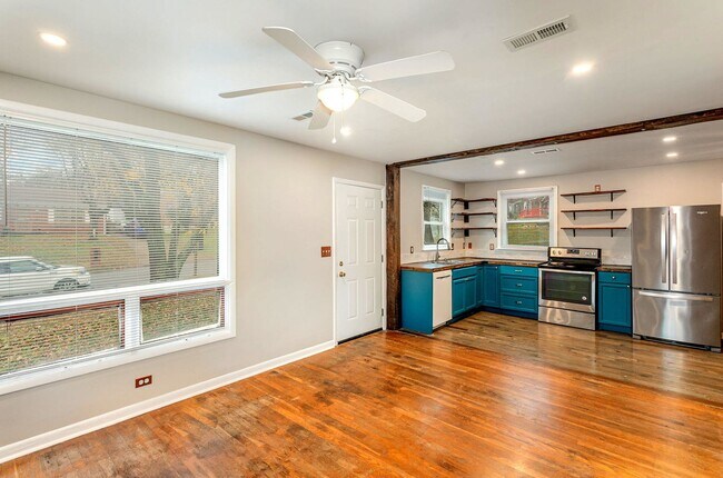 Building Photo - Smart & Charming 3 bedroom/2 bath Bordeaux...