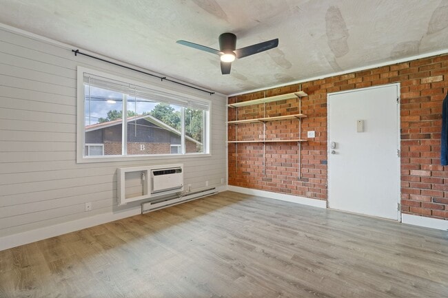 Building Photo - Newly Updated 1 Bed 1 Bath Condo in Carrbo...