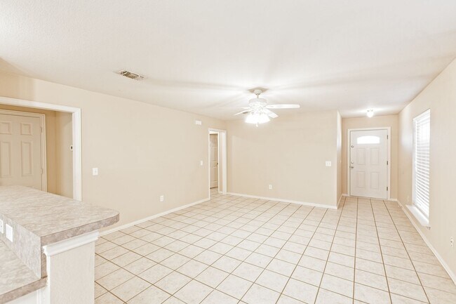 Foto del edificio - Duplex for lease with private backyard