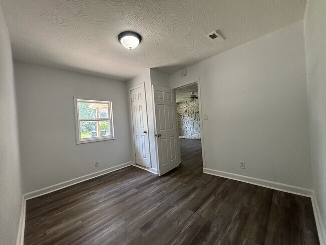 Foto del edificio - Available Now 4 bedroom 2 full bathroom home!