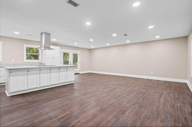 Building Photo - 2310 McPhillips Dr