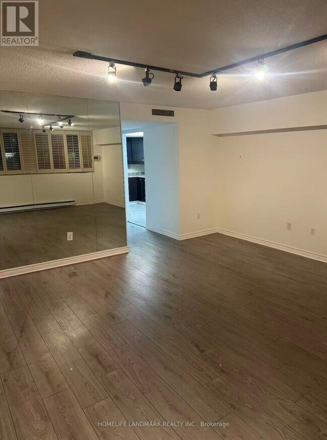 Photo du bâtiment - 360 Bloor St E