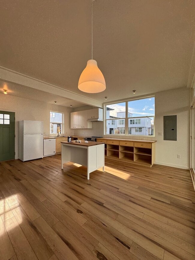 Foto del edificio - Spacious 4-Bedroom, 3-Bath Home with Stunning Views