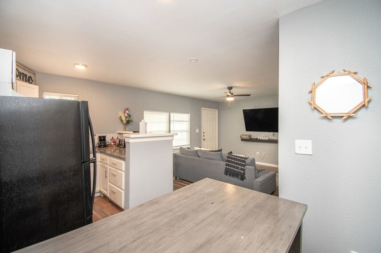 Foto principal - 7813 Detroit St