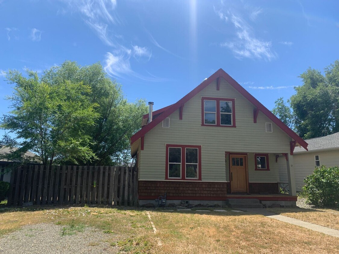 Primary Photo - Spacious 3 bedroom home with two separate ...