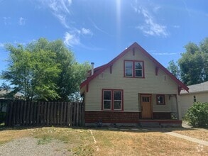 Building Photo - 606 W 10th Ave