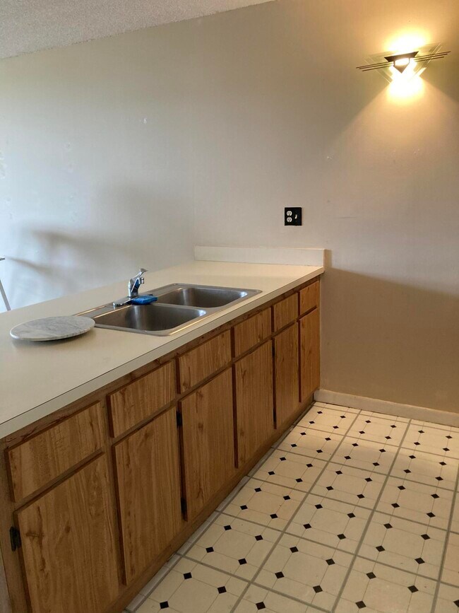 Building Photo - 2771 Riverside Dr