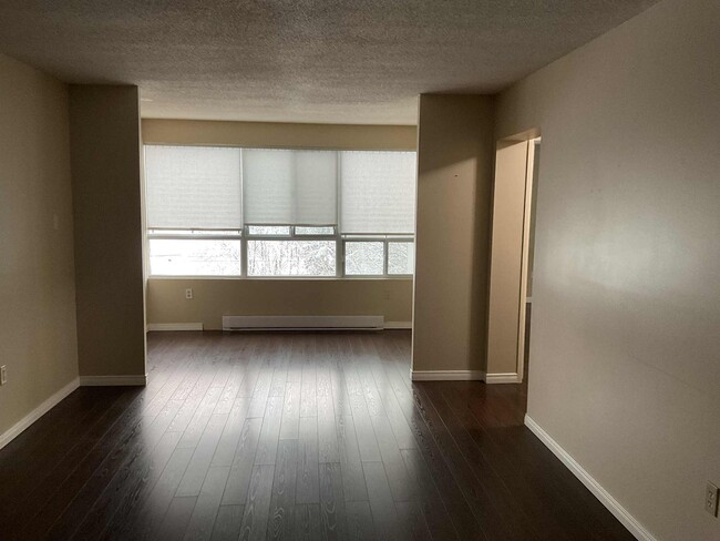 Building Photo - SPACIOUS ONE BEDROOM IN NORTH LONDON HIGHRISE
