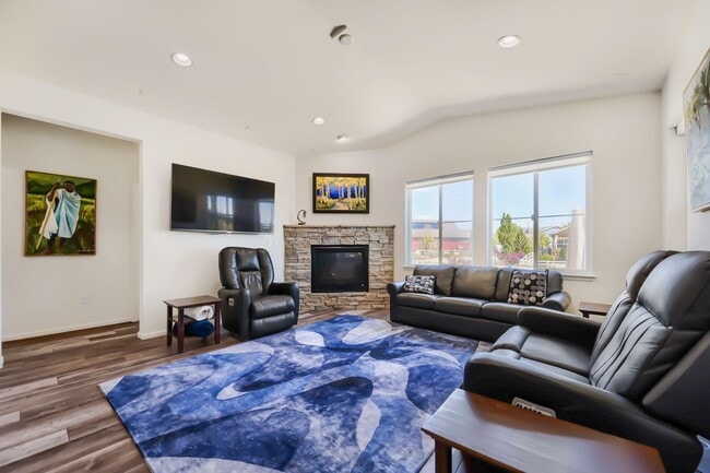 Foto del edificio - Stunning & Contemporary 4-Bedroom Home on Open Space-Available July 1st!