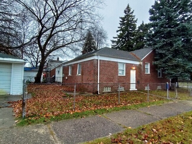 Building Photo - 3 bedroom 1 bathroom on the Eastside NOW A...