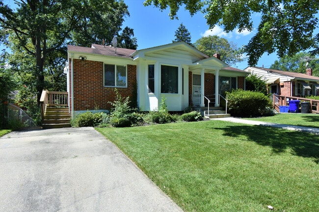 Building Photo - Fantastic 4 Bedroom, 3 Full Bathroom, Clos...