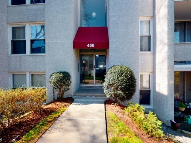 Primary Photo - 450 River Rd