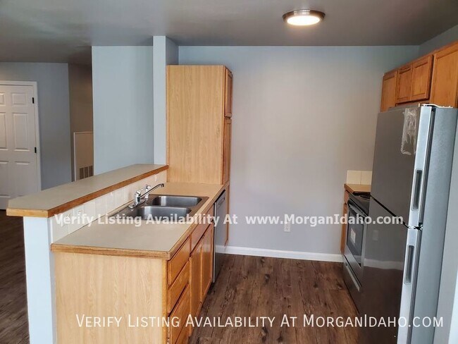 Building Photo - Premium flooring and lighting, stainless-s...