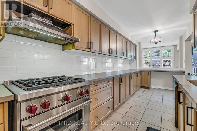 Building Photo - 2634 Armour Crescent