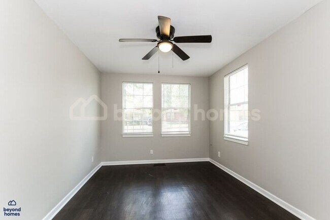 Foto del edificio - Updated Bungalow with Massive Deck and Fully Fenced Yard!