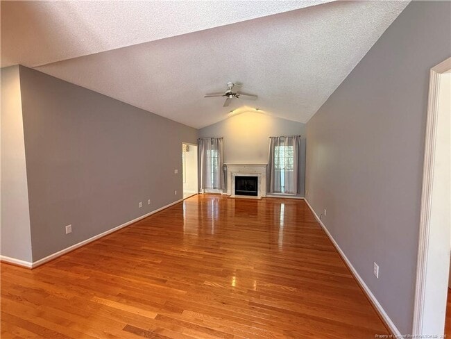 Building Photo - 995 Greenbriar Dr