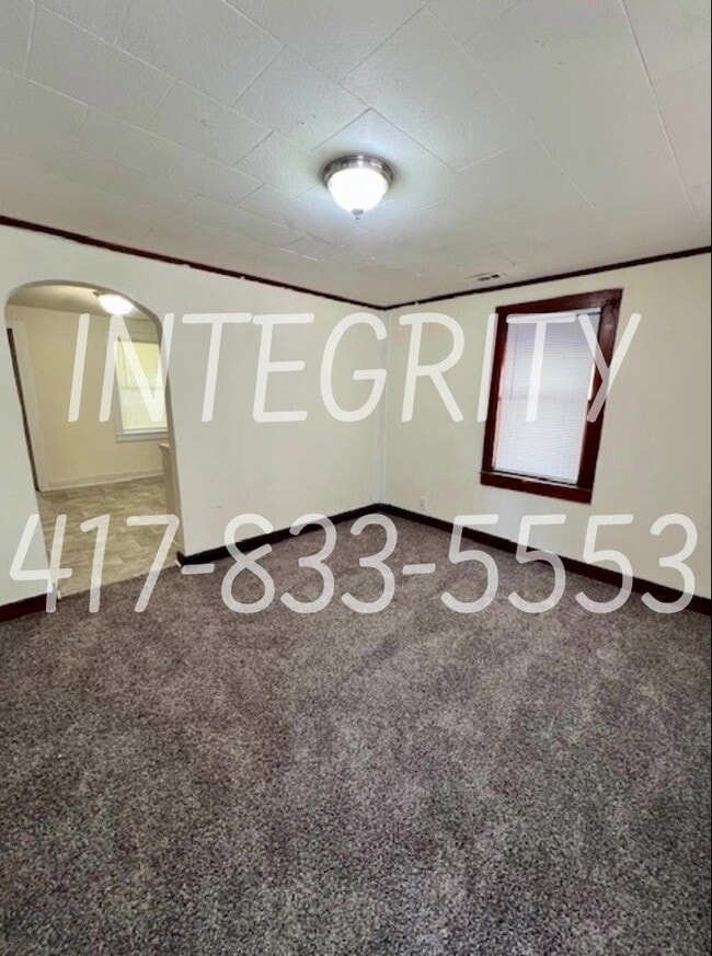 Building Photo - 1631 E. 8th; Springfield - HOUSE - THREE Bed; One Bath, Fenced Yard, Carport, Covered Patio