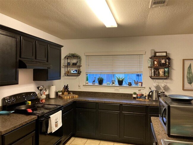 Building Photo - 204 Equestrian Dr