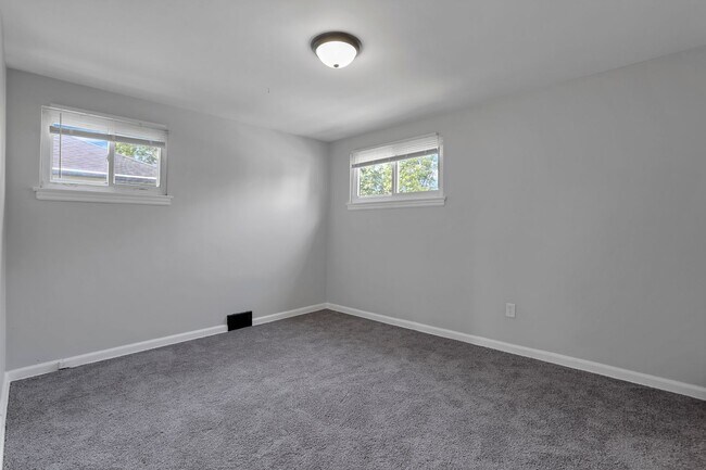 Building Photo - 898-900 Racine Ave
