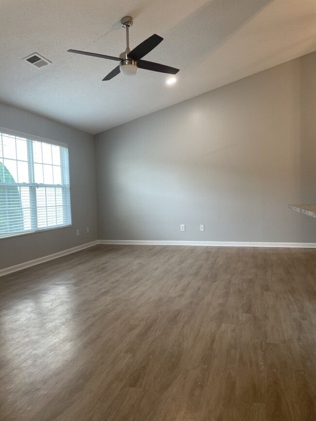 Building Photo - Completely Remodeled Anderson Condo