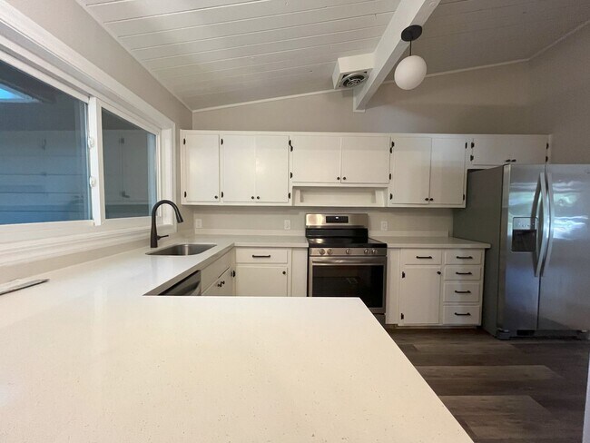 Foto del edificio - Stylishly Renovated 4-Bedroom Ranch in Ced...