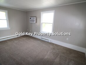 Building Photo - 919 E 6th St