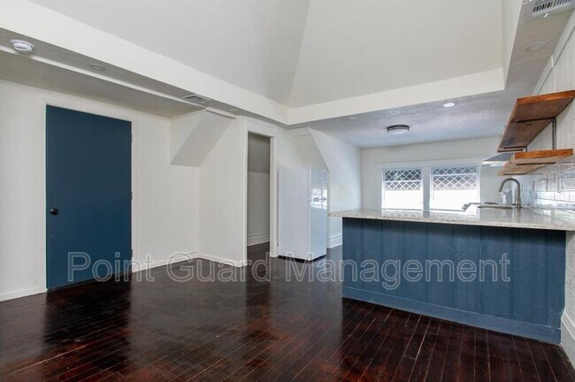 Foto del edificio - 3224 E Oakland Ave