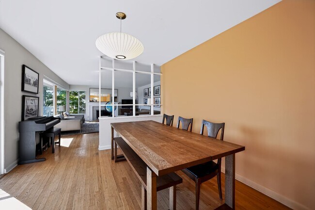 Foto del edificio - Midcentury Home In Hawthorne Hills-Quiet Neighborhood with Scenic views Minutes from UW