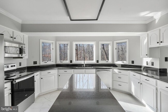 Building Photo - 4br 2.5ba 2 car garage home on 10 acres!