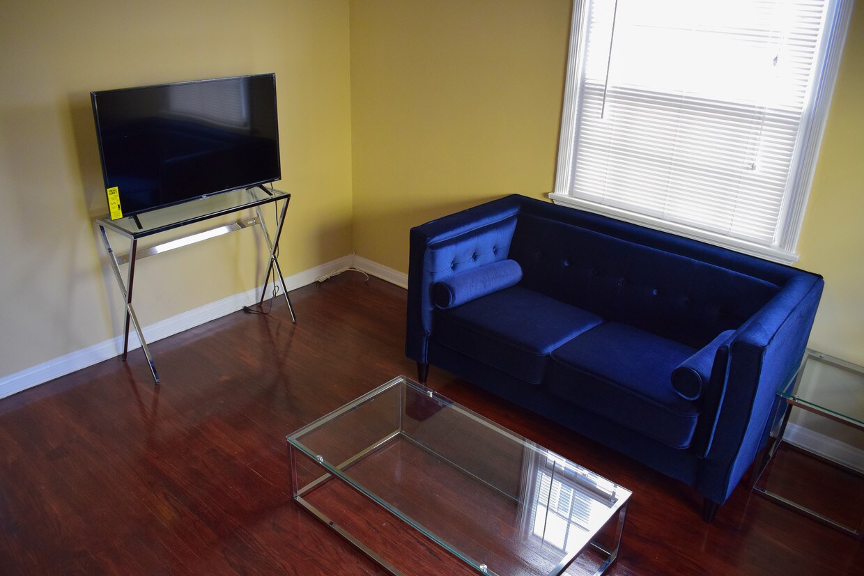 Foto principal - 7711 Romaine St