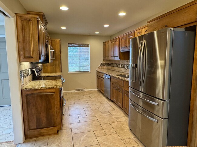 Building Photo - 4 Bedroom, 2 Bathroom Home near Louisiana & Osuna